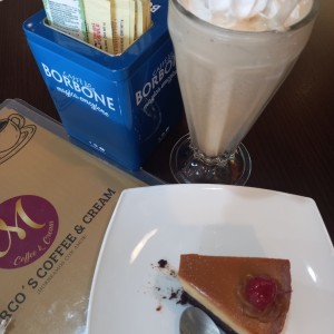 torta de chocolate y flan , frappe