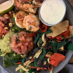 Bowl de arroz, camaron, nachos, frijoles