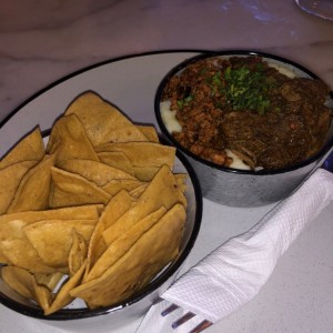 Queso fundido con chorizo y barbacoa