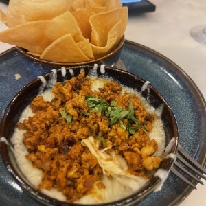 Queso fundido con chorizo 