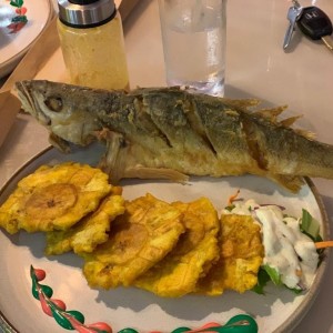 Pescado entero con patacones