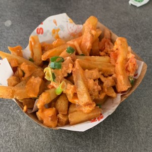 Papas con kimchi y salsa de la casa 