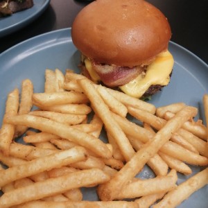 Hamburguesa de carne con tocino