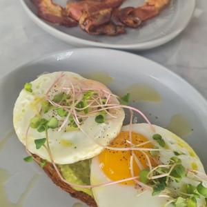 Avo Toast & Bacon