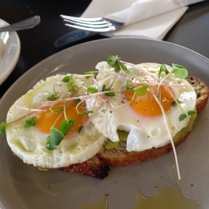 avocado toast con huevo