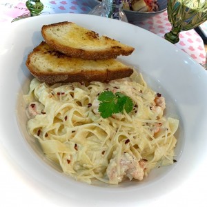 Pasta cremosa al ajo y camarones 