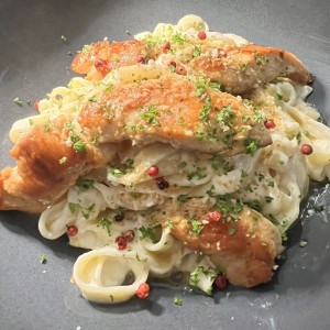 Fettuccine Alfredo con pollo