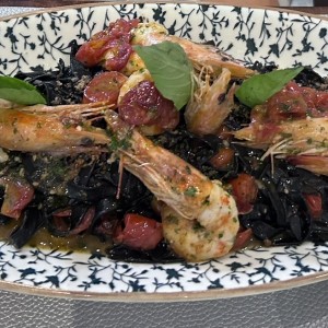 Spaguetti con tinta de calamar (rico)