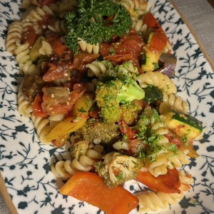 Fusilli con vegetales, plato vegano.