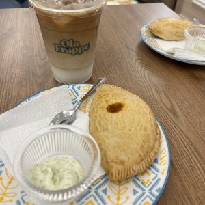 Ice coffee y empanada de carne mechada