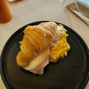 croissant con jamon y huevos