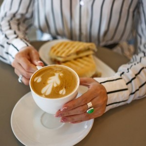 Coraccino Plus y emparedado Caprese