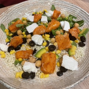 Bowl armado de coliflor con salmon