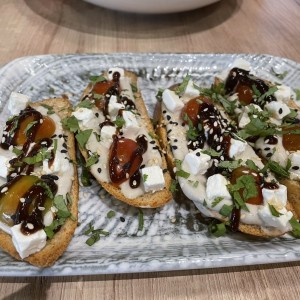 Tostadas de berenjena, queso feta tomate y balsamico