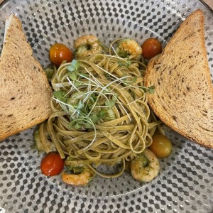 Pasta pesto con camarones