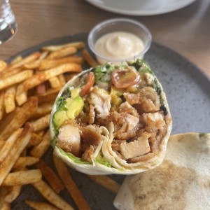 Wrap de pollo apanado.