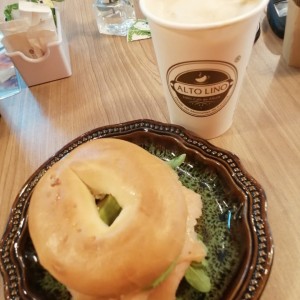 Delucioso y gigante capuchino?y emparedado con queso crema y lascas de salmon y arugula. 