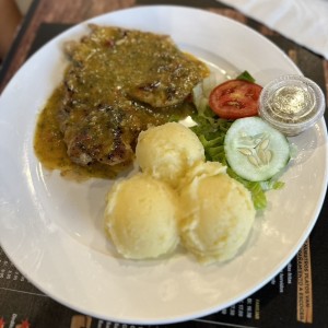 Filete de pollo al ajillo con pure