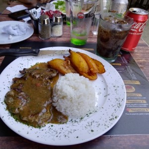 Filete de res a la pimienta con arroz y tajadas 