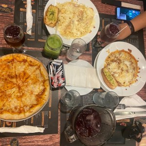 pizza de mozarella, spaghetti en salsa blanca con camarones y fettuccine a la bolognesa estaba deli.