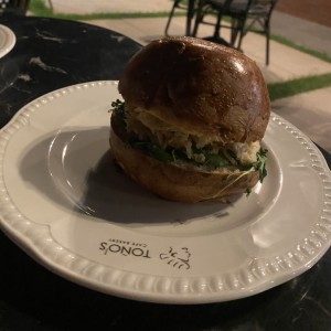 Hamburguesa de pollo, arugula