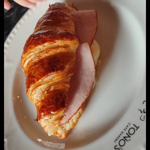 Croissant de Queso y Jamon