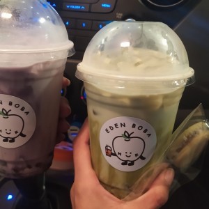 Bubble tea de Matcha y de Taro. Y un alfajor