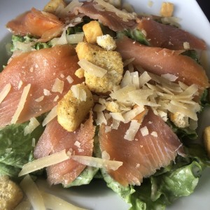 Ensalada cesar con salmon 