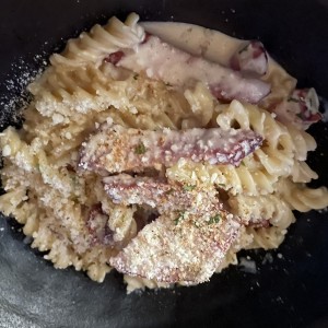 Fusilli con tasajo en salsa de queso ?