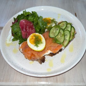 Tostada de salmon