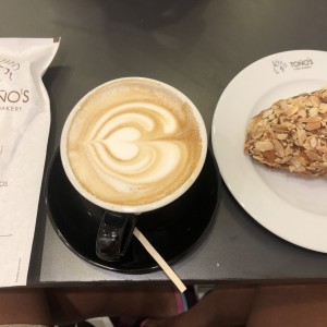 Capuccino con Croissant de Almendras