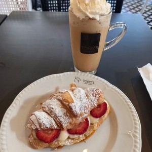 croissants de fresa y cremas, frappe 