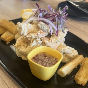 Calamar, pulpo y camaron frito apanado con yuca