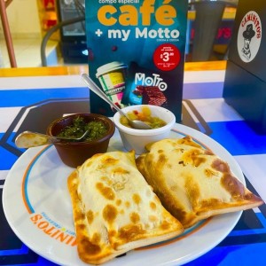 Empanadas Enchiladas con Salsa Chimichurri y Pico de Gallo