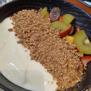 Frutas del Día con Yogurt y Granola