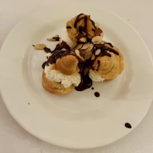 Profiteroles con helado de vainilla