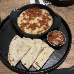 Queso fundido con chorizo