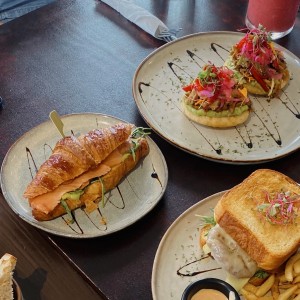 Breakfast - CROISSANT SALMON AVOCADO