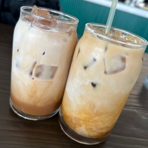 Iced latte + 45% cacao (izq) Iced chai tea latte (der)