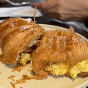 Croissant Huevo y Bacon