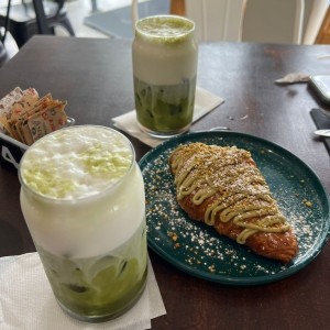 matcha latte - croissant de pistacho