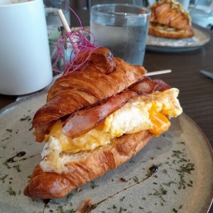 CROISSANT BACON Y HUEVO