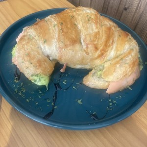 Breakfast - CROISSANT SALMON AVOCADO