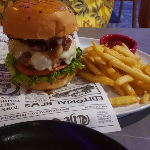 Hamburguesa con tocino y papas fritas