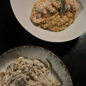 Fetuccini alfredo con pollo y Risotto de camarones