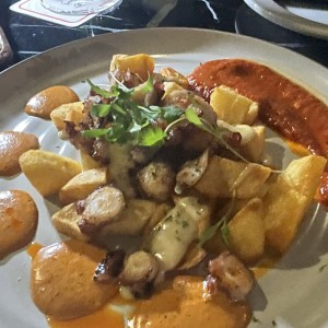 Papas Bravas ,Pulpo a la Parrilla y Alioli Rotizado Negro