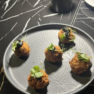 Croquetas de Calamares en su Tinta con Pulpo y Alioli Citrico