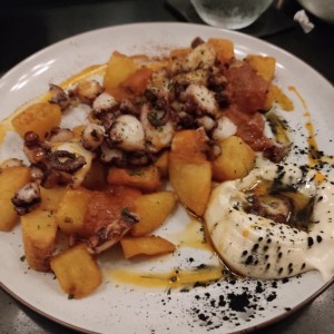 Pulpo con Papas Bravas