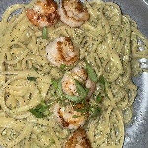 Linguini al pesto con camarones