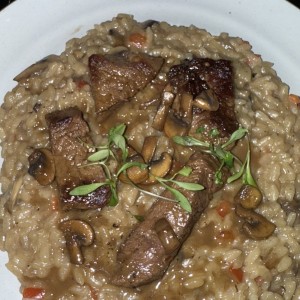Arroz meloso de hongos y filete de res
